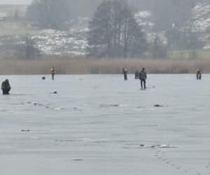 Wędkarze stapają po cienkim ludzie
