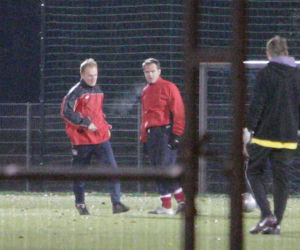 Donald Tusk gra w piłkę