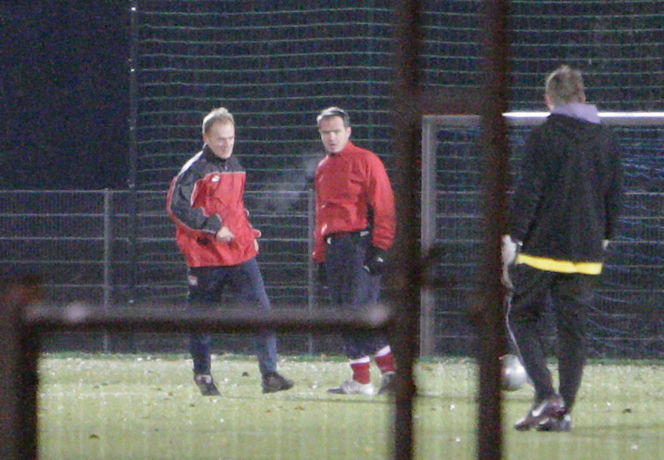 Donald Tusk gra w piłkę