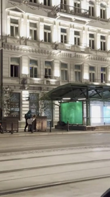 Seks na chodniku w centrum Warszawy. Para oddawała się uniesieniom przy Alejach Jerozolimskich