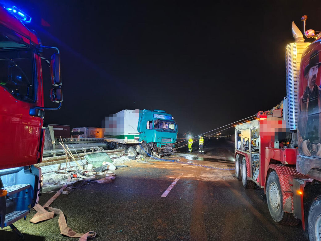 Łódź. Śmiertelny wypadek na DK 71. 47-latek z toyoty wjechał pod tira