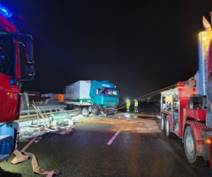 Łódź. Śmiertelny wypadek na DK 71. 47-latek z toyoty wjechał pod tira