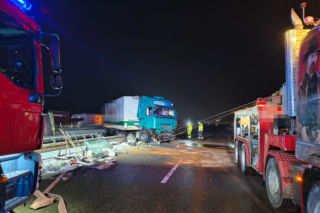 Łódź. Śmiertelny wypadek na DK 71. 47-latek z toyoty wjechał pod tira