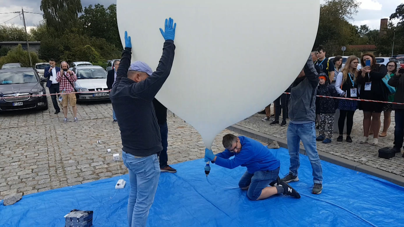 Start balonów stratosferycznych w misję KOSMOS