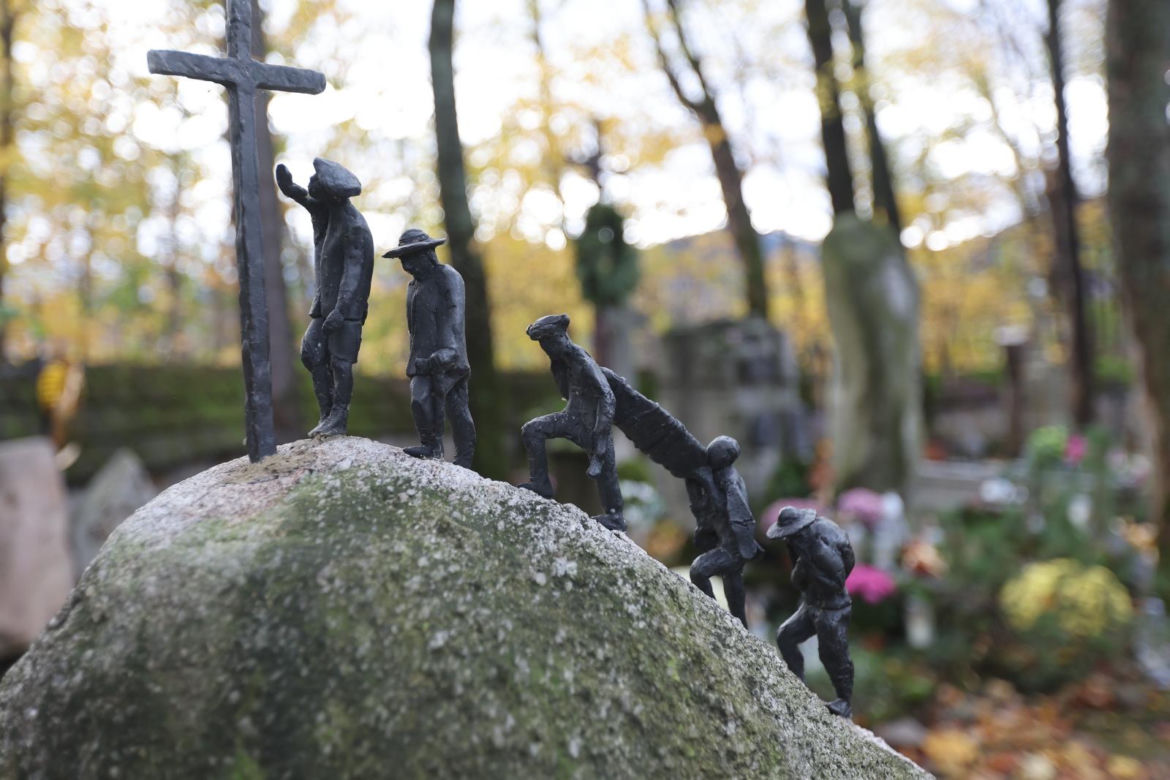 Drewniane rzeźbienia, góralskie korale, kolorowe ornamenty. Oto najpiękniejsze nagrobki na Podhalu