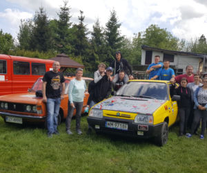 Artystyczna twórczość... na masce samochodu