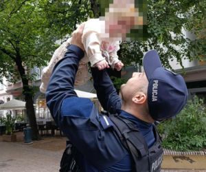 Zatrzymał groźnego przestępcę, przez sąd dostaje połowę pensji. Policjant, żeby żyć, dorabia w Żabce! Niewyobrażalny skandal