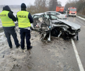 DW 670. Bieniowce - Dąbrowa Białostocka. Wypadek na DW 670. Czołowe zderzenie audi z volkswagenem. Trzy osoby w szpitalu [ZDJĘCIA]