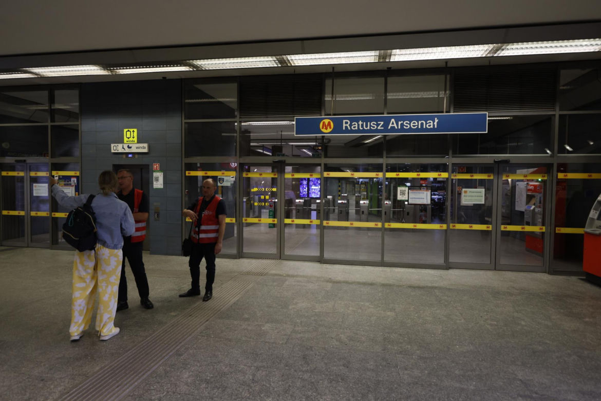 Paraliż w Warszawie po pożarze w metrze.