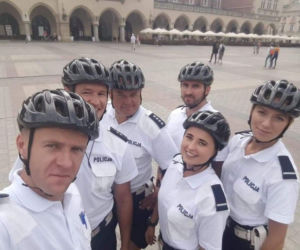 Policjantki i policjanci pilnują porządku... na rowerach