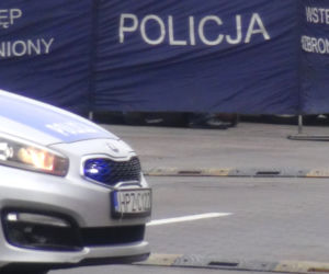 Dwie młode osoby znalezione martwe w sobotę na parkingu przy centrum handlowym w Markach