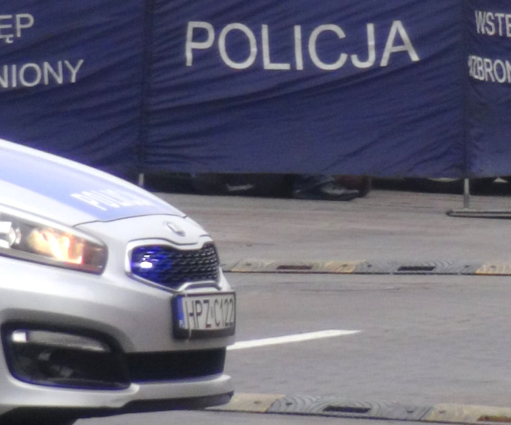 Dwie młode osoby znalezione martwe w sobotę na parkingu przy centrum handlowym w Markach