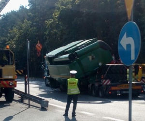 Kombajn spadł z naczepy - tak się kończy kiepskie zabezpieczanie ładunku