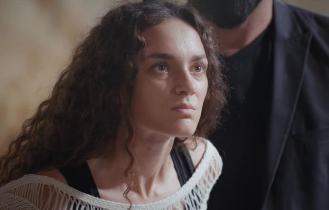 Dziedzictwo, odcinek 890: Trucizna więzi Nanę i Nazli, a Ayse i Ferit starają się o dobre relacje - wszystko dla Dogi