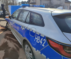 Pijany 21-latek huknął seatem czołowo w radiowóz. Dwóch policjantów trafiło do szpitala