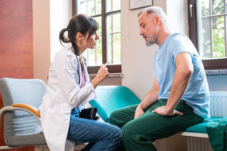 Pierwsza miłość odc. 4120-4121. Wenerski boi się o Elizę, z którą nie ma kontaktu. Stik ucieka z konwoju transportującego go do więzienia