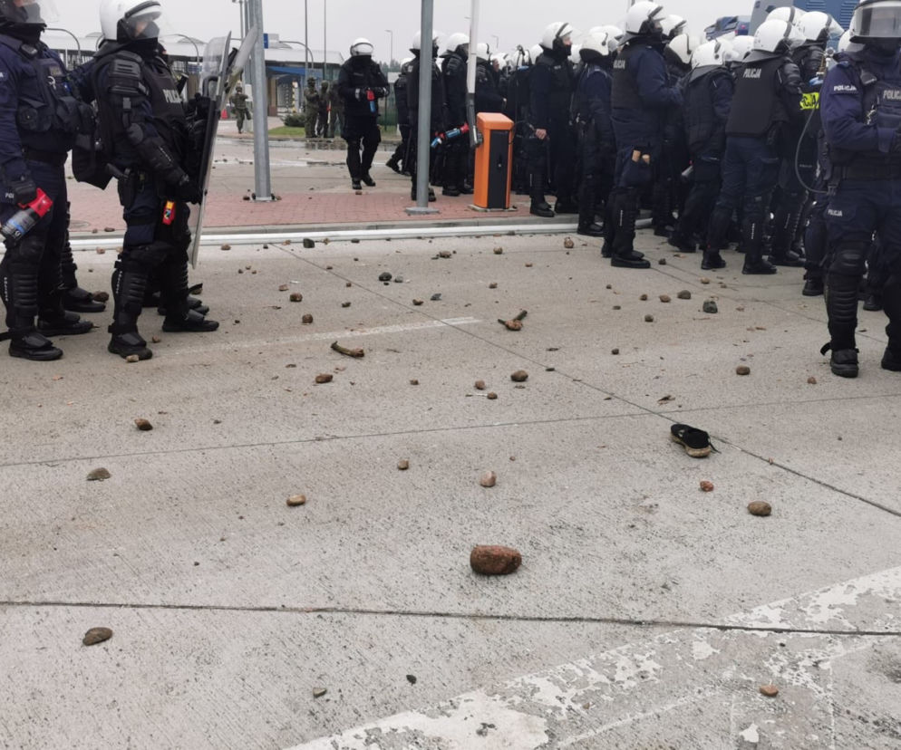 Trwa atak migrantów na granicy. Funkcjonariusz poważnie ranny! Zabrano go do szpitala