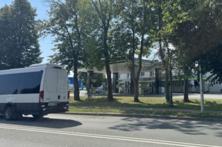 Horror na stacji paliw w Rykach. Pijany 22-latek potrącił młodego mężczyznę