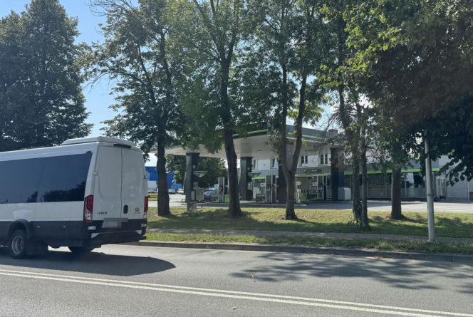 Horror na stacji paliw w Rykach. Pijany 22-latek potrącił młodego mężczyznę