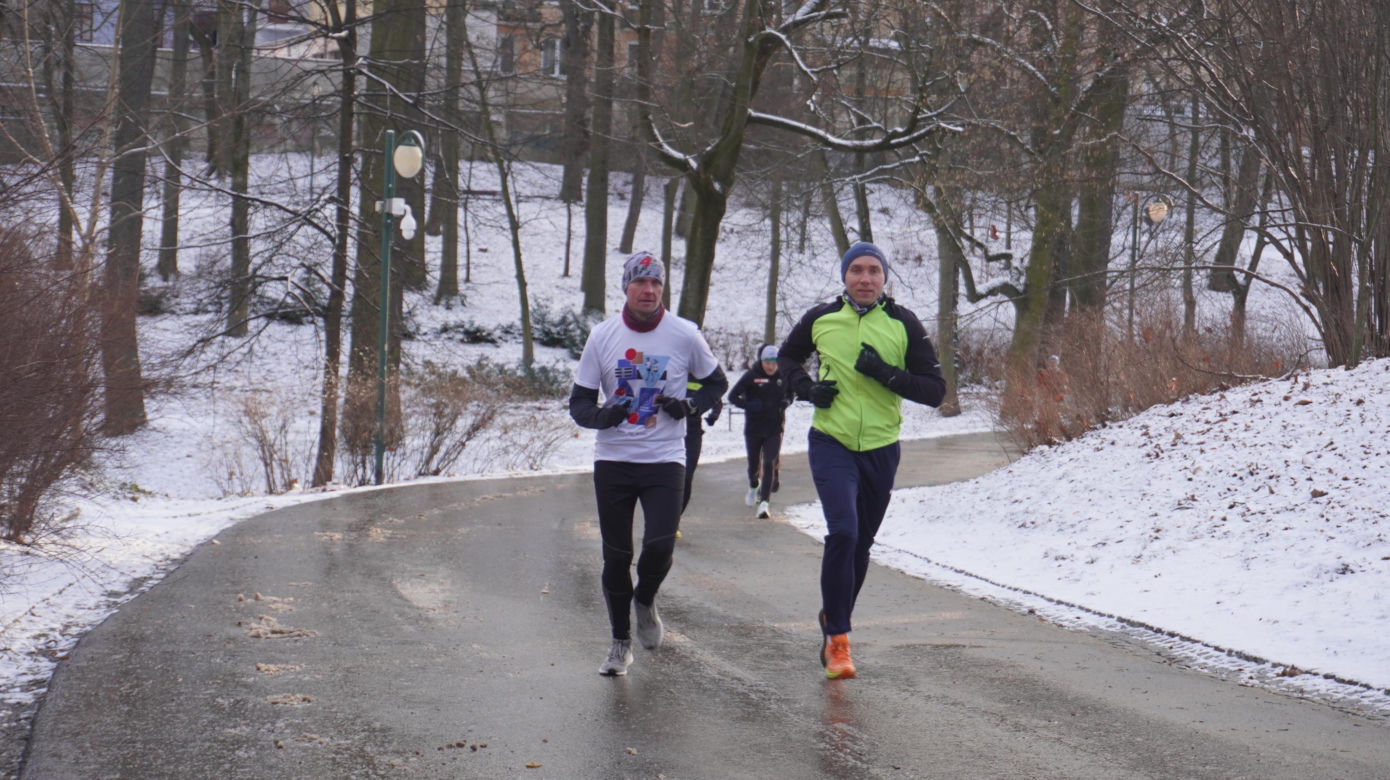 Parkrun w stolicy woj. lubelskiego. Pierwsza sobota 2025 roku na sportowo w Ogrodzie Saskim w Lublinie. Zdjęcia