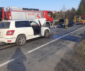 Karambol w Tymowej. Zderzenie trzech aut na DK75 [ZDJĘCIA]