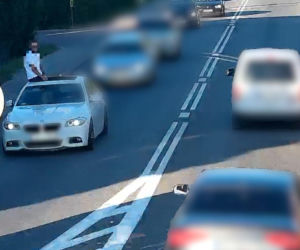 Niebezpieczna jazda na dachu BMW. Wszystko się nagrało