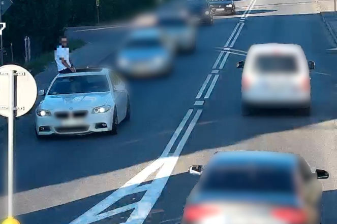 Jechał na dachu BMW ulicami Jasła. Wszystko się nagrało!