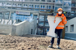Po 56 latach znika historyczny napis ze szpitala przy Jaczewskiego [AUDIO, GALERIA]