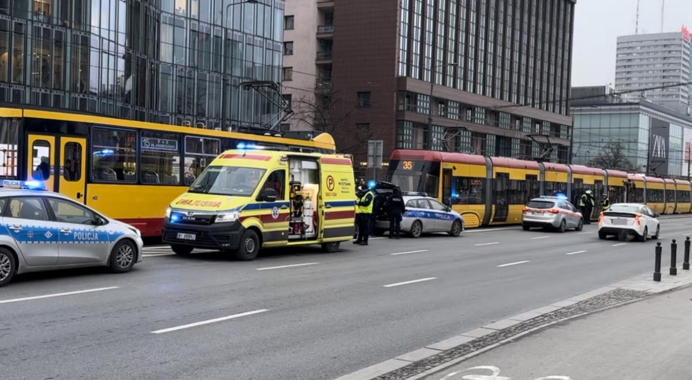 Pieszy wpadł pod tramwaj! Dramatyczny wypadek w centrum