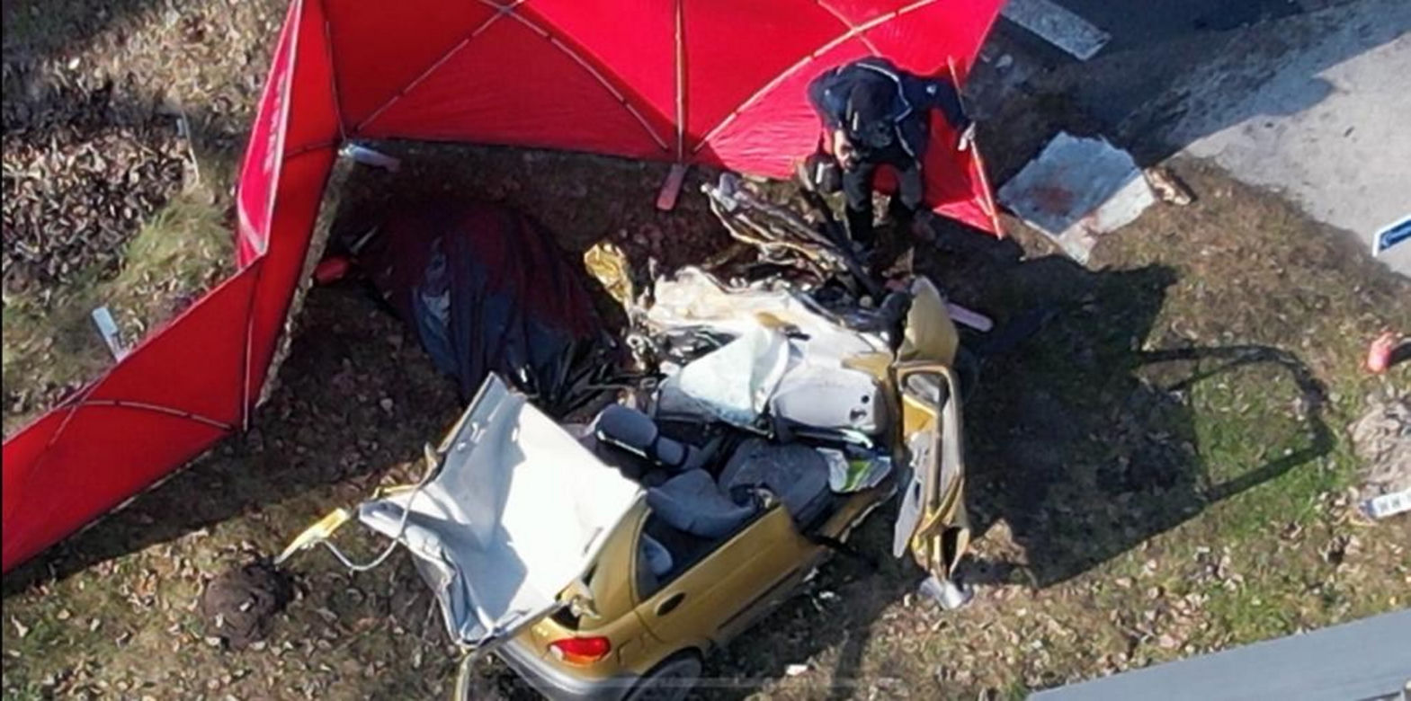 Makabryczny wypadek w Coniewie. Czołowo zderzyła się osobówka z ciężarówką. Nie żyje jedna osoba