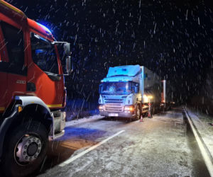Ciężarówka potrąciła pieszego. Młody mężczyzna walczy o życie