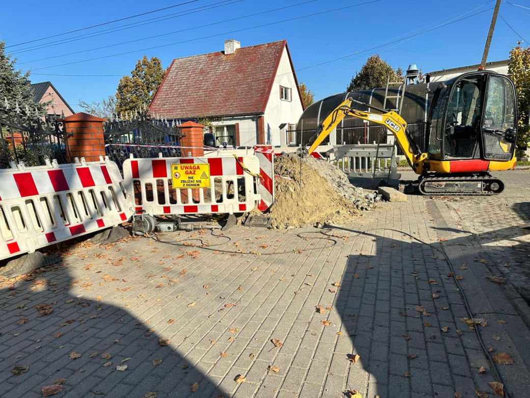 Pogrzeb Elizy i Tomka, ofiar karambolu na S7. Robotnicy przerwali prace pod kościołem 