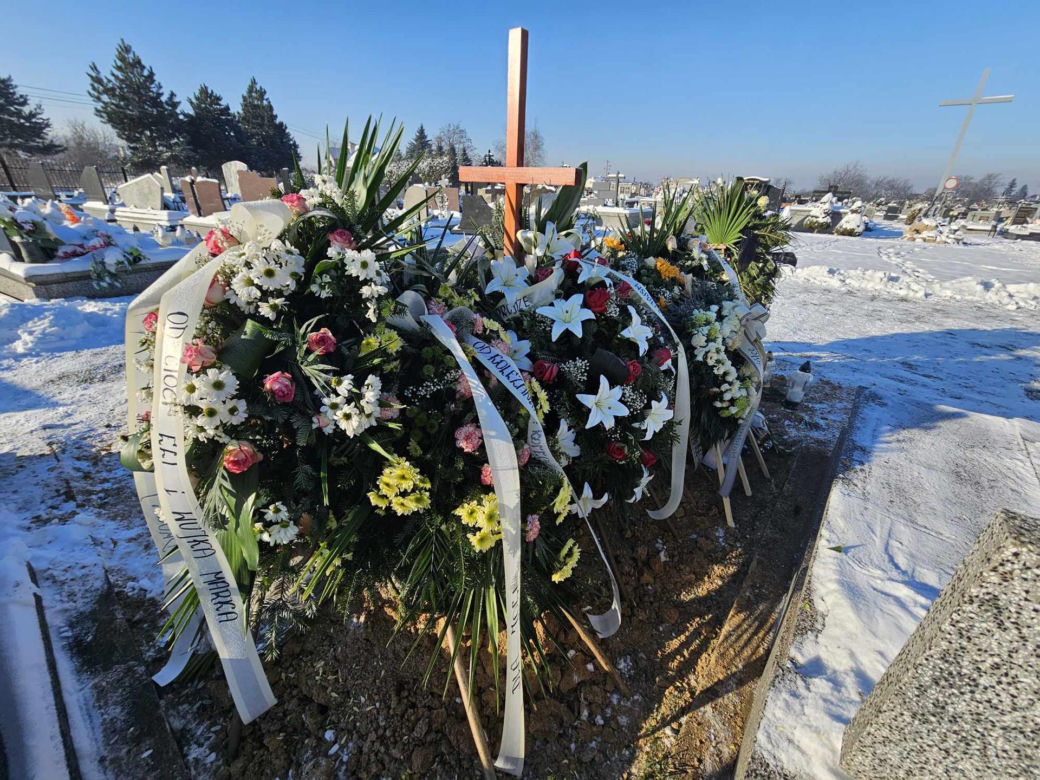 Grób młodziutkiej chórzystki Joli tonie w kwiatach