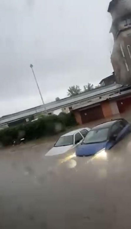 Powódź w Bielsku-Białej. Ulice zamienił się w rzeki. Zalane auta i posesje 