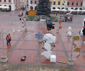 Bajkowa instalacja przed zamojski ratuszem