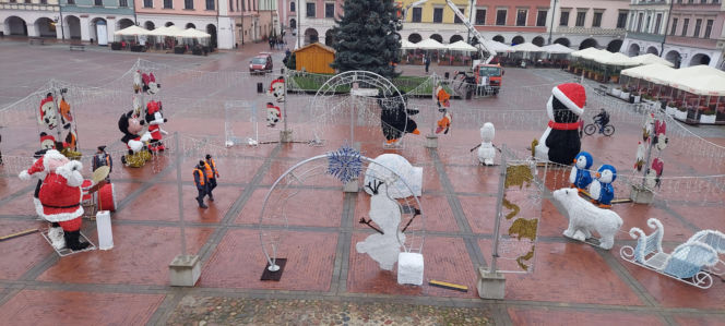 Bajkowa instalacja przed zamojski ratuszem