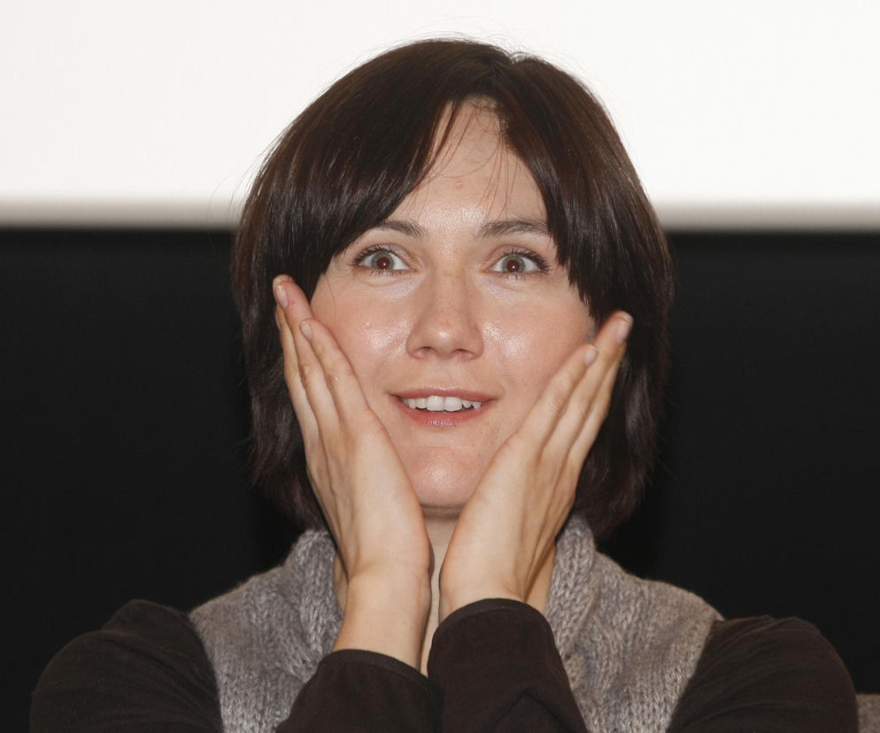 Aktorka Ilona Ostrowska z twarzą w dłoniach i szeroko otwartymi oczami. O obsadzie filmu przeczytasz na SE.