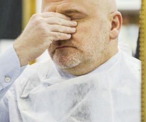 Paweł Kowal u fryzjera