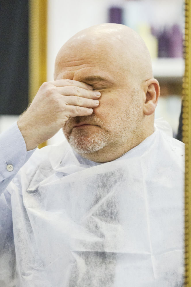 Paweł Kowal u fryzjera