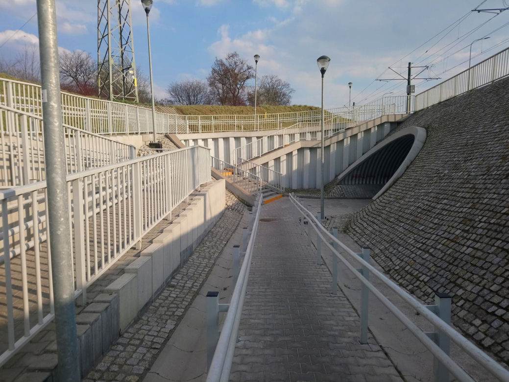 Rowerowy absurd w Krakowie! Chcesz zjechać rowerem? Pokonaj slalom!