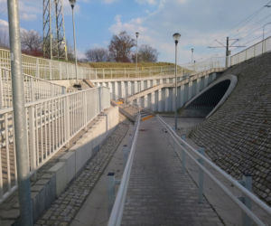 Rowerowy absurd w Krakowie! Chcesz zjechać rowerem? Pokonaj slalom!