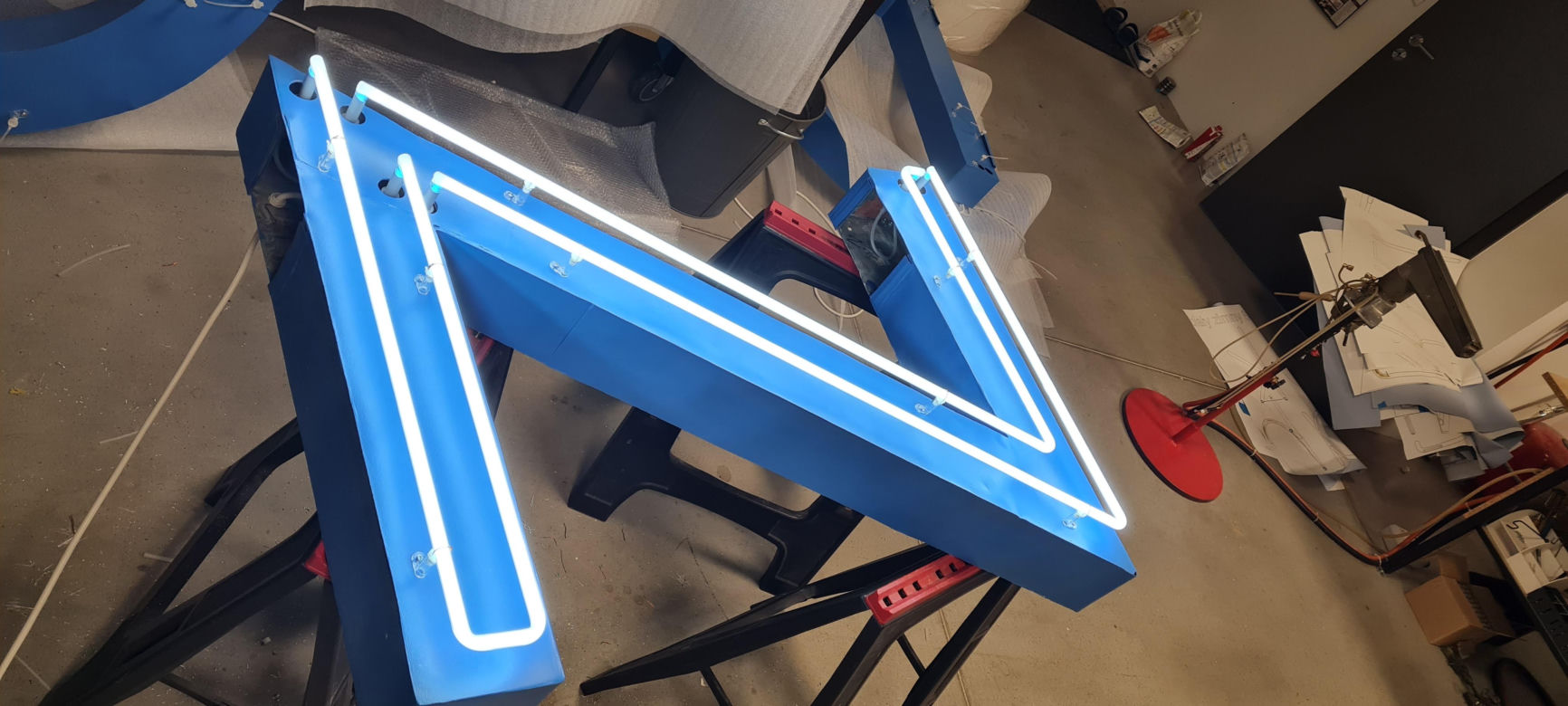 Zabytkowy neon „Dworzec Kolejowy” powrócił na elewację nowego budynku dworca [ZDJĘCIA]