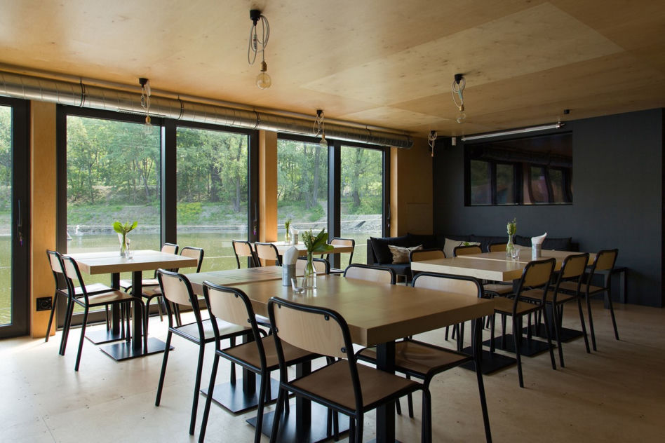 Jedno takie Miejsce w Warszawie – pływający pawilon restauracyjny nad Wisłą