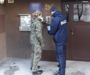 Śląskie: Policjanci i żołnierze kontrolują osoby przebywające na kwarantannie [ZDJĘCIA]