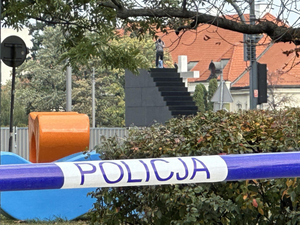 Pilna ewakuacja w centrum. Mężczyzna wszedł na pomnik smoleński i grozi wysadzeniem