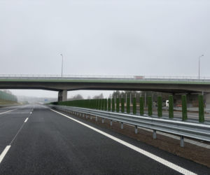 Na autostradzie A2 na wschód od Warszawy prace idą pełną parą, zarówno w dzień, jak i po zmroku