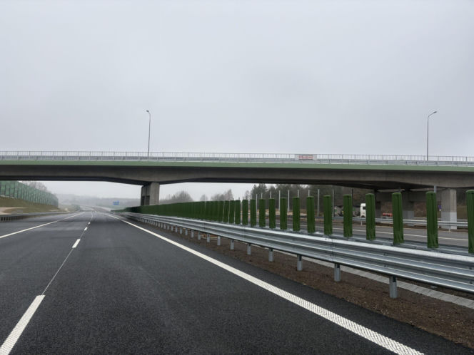 Na autostradzie A2 na wschód od Warszawy prace idą pełną parą, zarówno w dzień, jak i po zmroku
