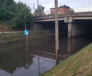 Ulewa w Bydgoszczy. Woda zalała ul. Brzechwy pod wiaduktem kolejowym [ZDJĘCIA]