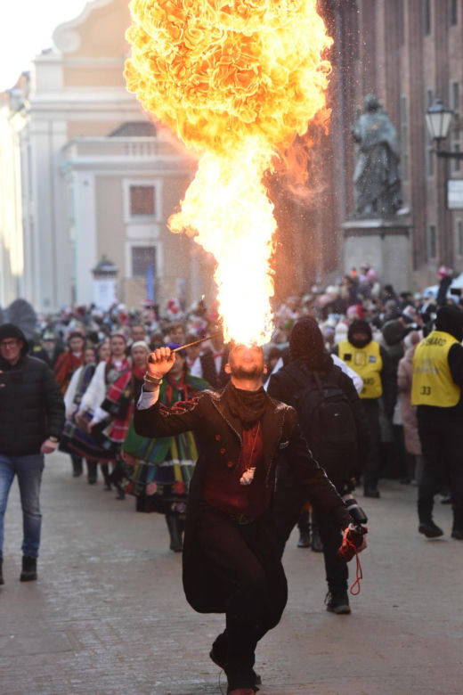 Orszak Trzech Króli 2026 w Toruniu. Zdjęcia z samego serca starówki