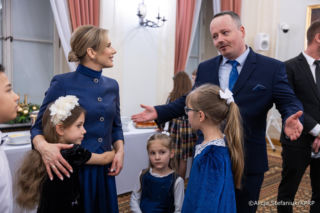 Marta Nawrocka w kobaltowej kreacji błyszczała! Spódnica jak u księżniczki